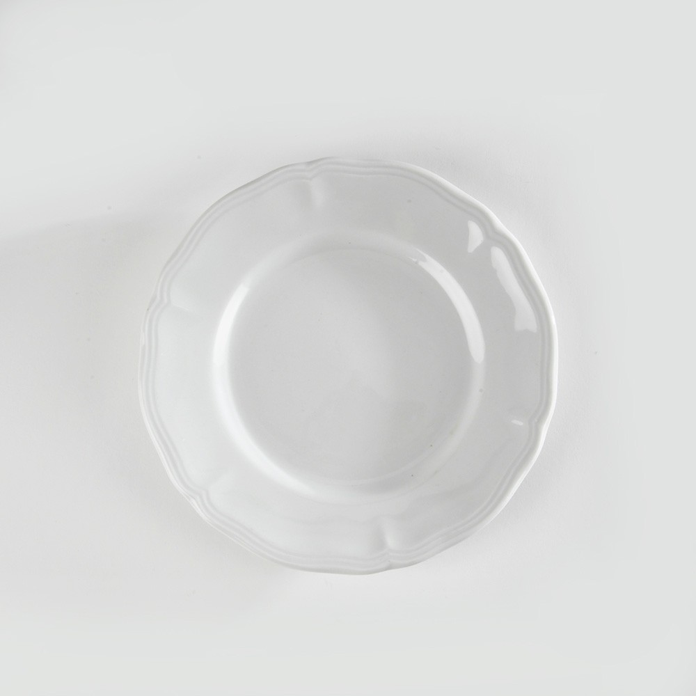 Assiette en faïence plate modèle Louis XV émaillée unie blanche